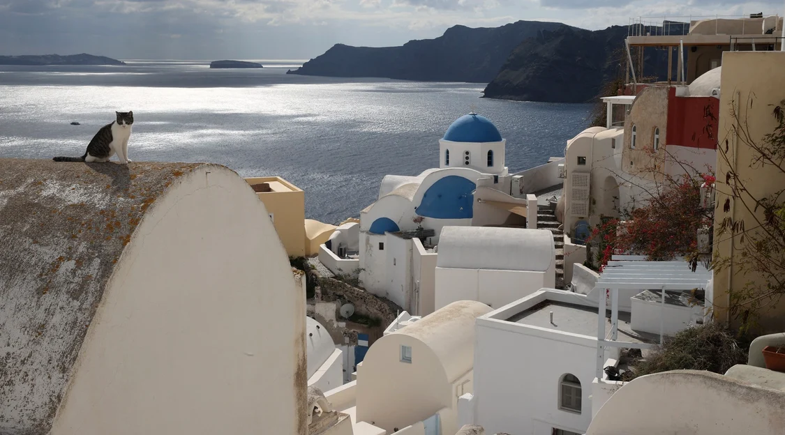 O turistă a stârnit controverse după ce a împrăștiat cenușa soțului în Santorini / foto: Profimedia