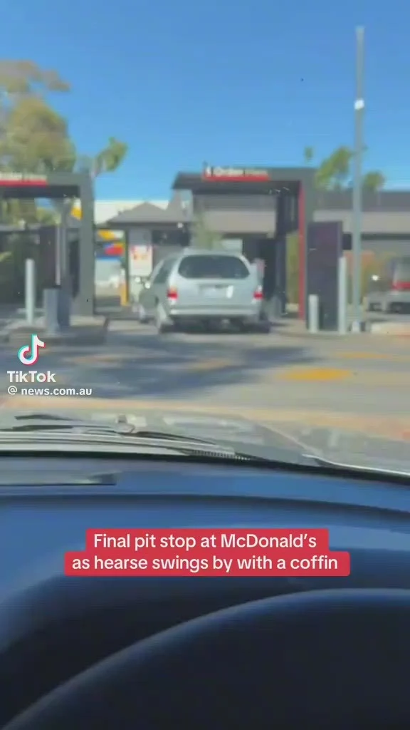 „Ultima dorință a decedatului”. Un dric în care se afla un sicriu, filmat la un restaurant McDonald’s