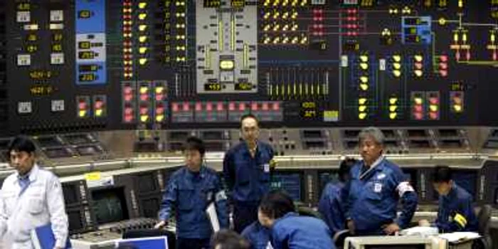 Angajaţi ai Tepco, în camera de control a reactorului nr.7 de la centrala Kashiwazaki Kariwa. FOTO: Reuters
