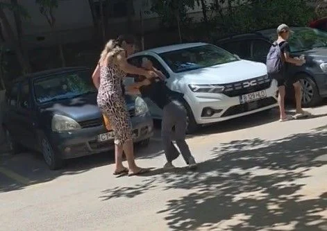 Femeia care și-a bătut fiica pe o stradă din Constanța a fost identificată și i s-a făcut dosar penal. Copiii au fost preluați de bunica paternă