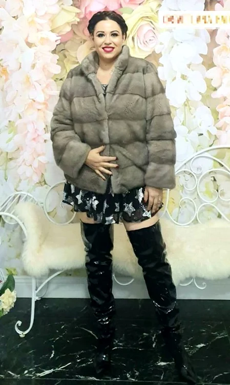 Oana Roman, într-o ţinută care îi dezvăluie noua siluetă