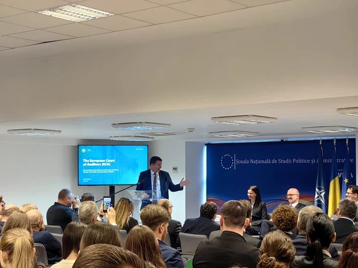 Tony Murphy, în fața studenților de la SNSPA, în cadrul unei vizite în România FOTO Adevărul