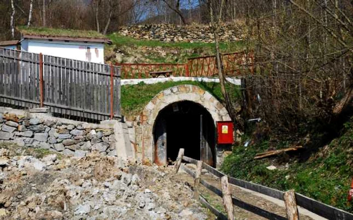 Intrarea în galeria Cătălina Monuleşti