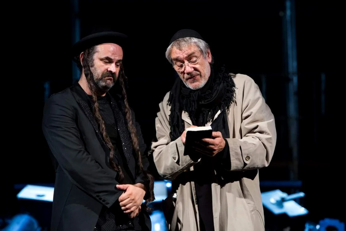 Scenă din Goldberg Show, cu Marcel Iureş