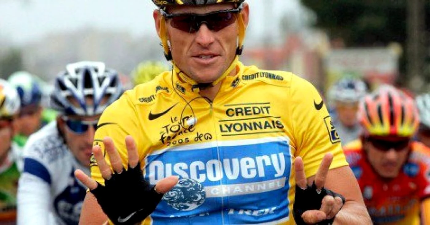 Armstrong, supravieţuitor al cancerului testicular, este încă un erou pentru mulţi FOTO Facebook
