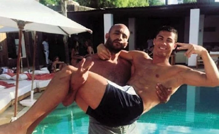 
    Cristiano Ronaldo, in bratele lui Badr Hari, la piscinăFOTO: Instagram  