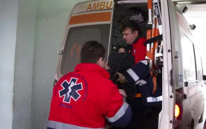 Şoferul microbuzului şcolar a fugit de la locul accidentului, deşi patru elevi răniţi FOTO: Mediafax