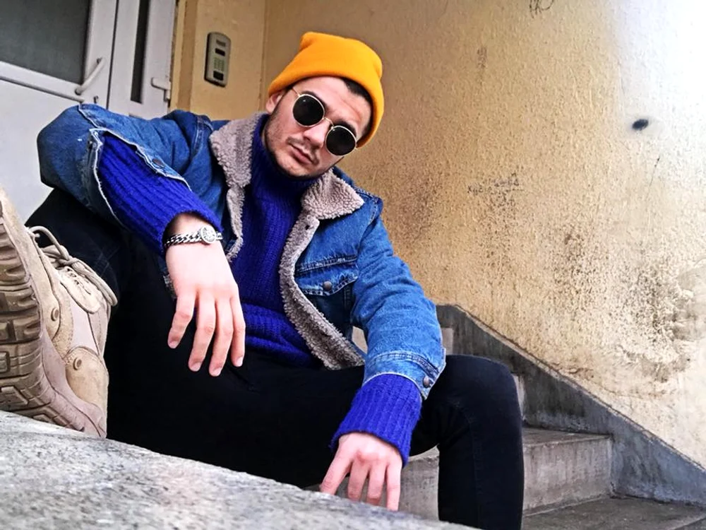 Vlad Drăgulin și unul dintre lookurile lui