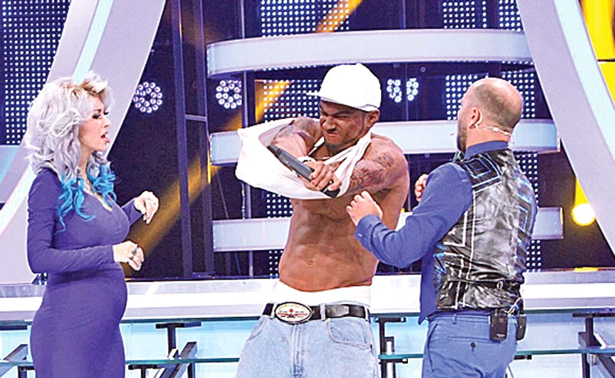 
    Andreea Bălan vrea să pipăie abdomenul  lui Dorian Popa, deghizat în 50 Cent  