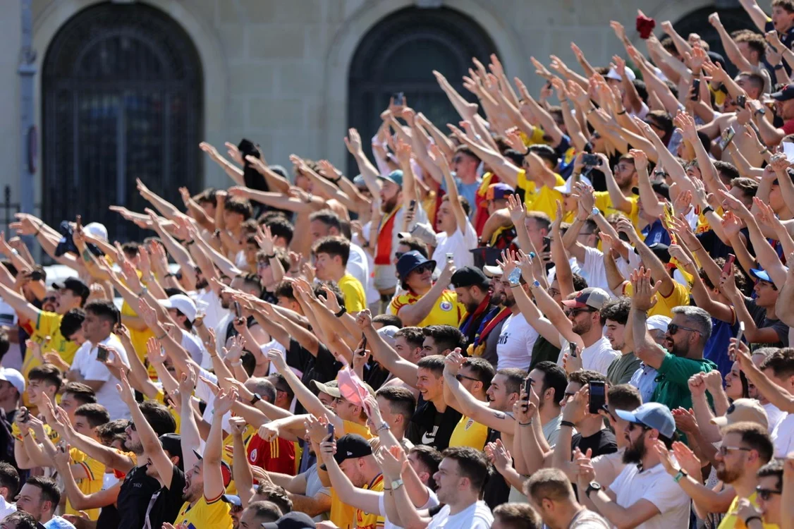 Suporteri la Fan Zone din fața Ateneului
