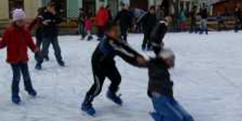 Intrarea pe patinoar este 10 lei pentru o oră şi jumătate