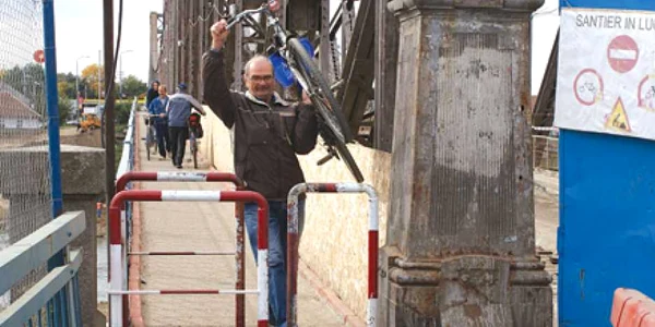 Arădenii sunt nevoiţi să îşi ducă în spate bicicletele, printre barele care blochează accesul normal pe pod