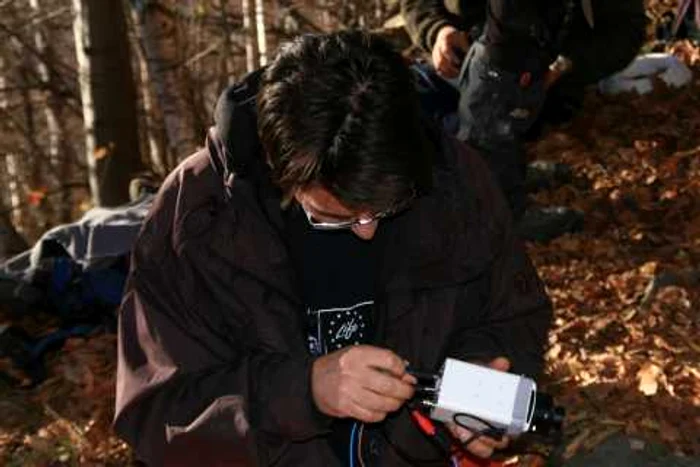 Radu Mihai Sandu, montând camera pentru bârlog, Foto: Life Nature