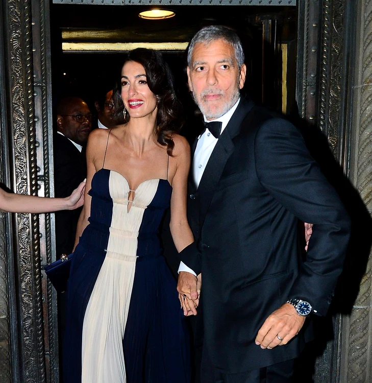 Amal, o veritabilă prinţesă la braţul soţului ei George Clooney la Gala Premiilor Asociaţiei Corespondenţilor Naţiunilor Unite