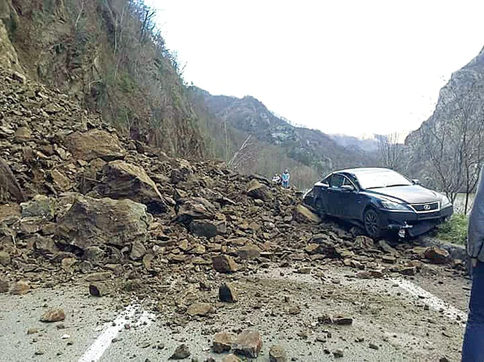 DN 7 a fost blocat de bolovanii prăvăliţi de pe versanţiFoto: Facebook / Păpădie Cristian
