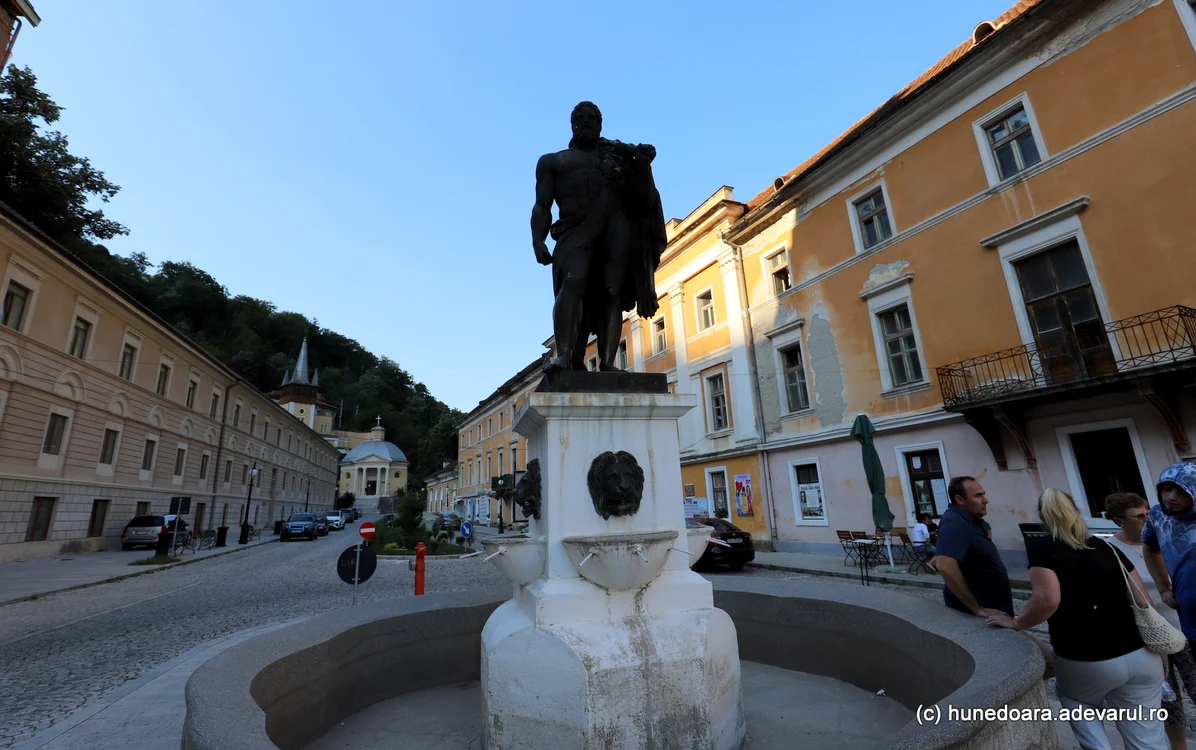 Statuia lui Hercule, emblema stațiunii. Foto Daniel Guță. ADEVĂRUL