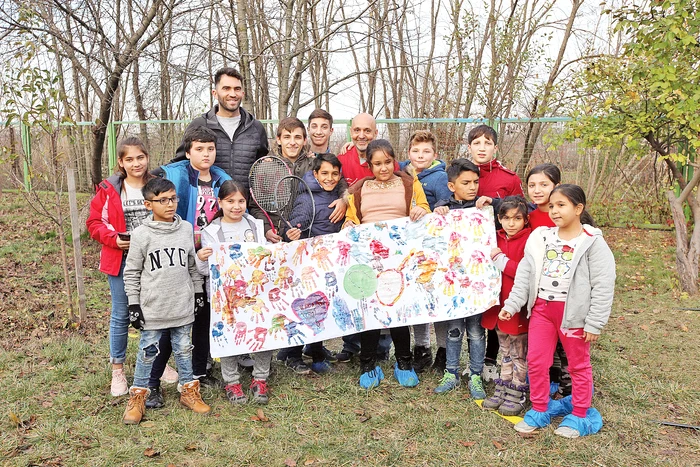 O poză frumoasă din viaţa prichindeilor: alături de un star al tenisului mondial