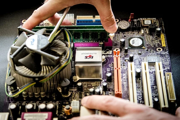 Companiile străine generează trei sferturi din veniturile industriei de IT