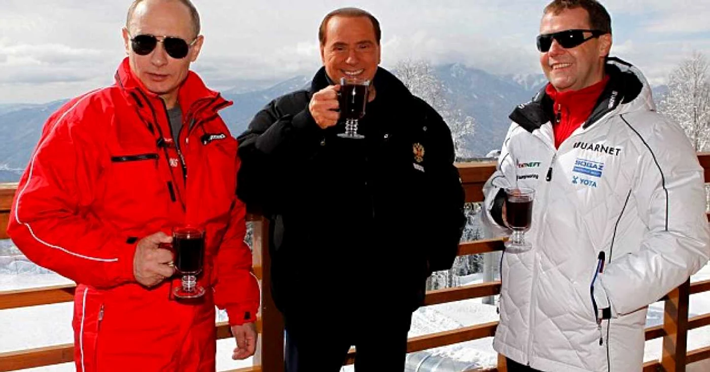 Putin, la un pahar de vin fiert cu Berlusconi şi Medvedev