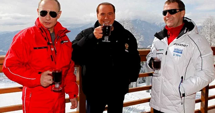 Putin, la un pahar de vin fiert cu Berlusconi şi Medvedev