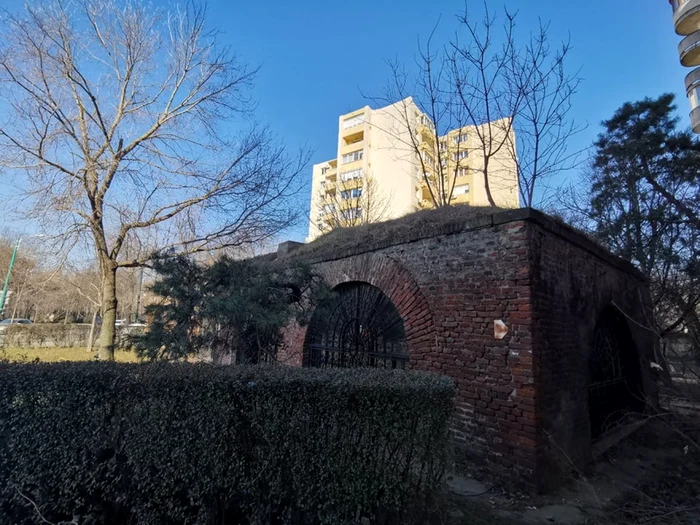 Bucata din fostul zid de fortificaţie a Timişorei aşteaptă să fie restaurată FOTO Ş.Both