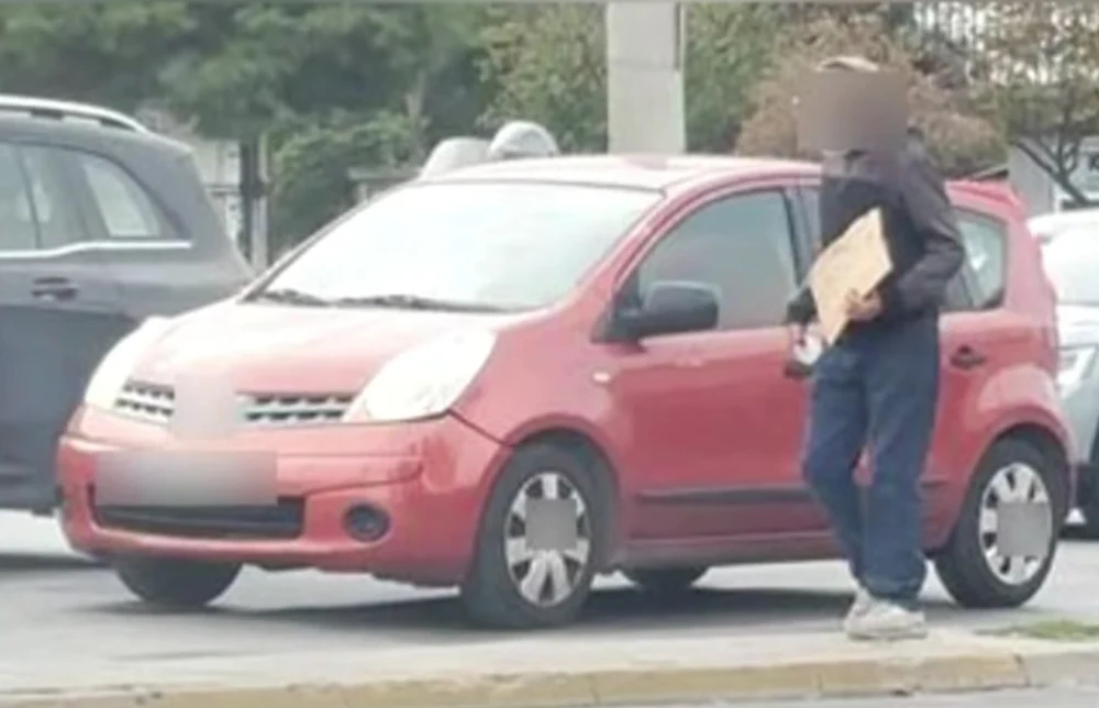 12 români ademeniți cu locuri de muncă în străinătate au fost puși să cerșească la semafoare, pe străzile din Atena