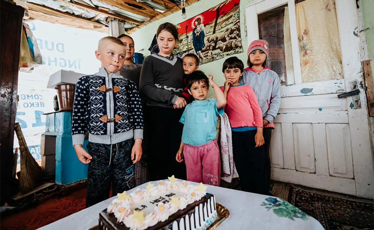 La o felie de tort, cu ceilalţi prichindei săraci din sat 