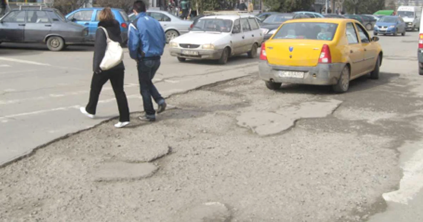Craterul măsoară 15,6 metri în asfalt