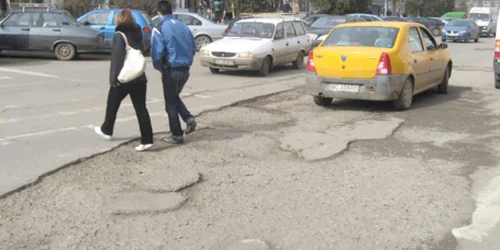 Craterul măsoară 15,6 metri în asfalt