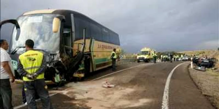 Aşa arăta locul accidentului după ce maşina românilor s-a izbit de autobuz sursa: EPA