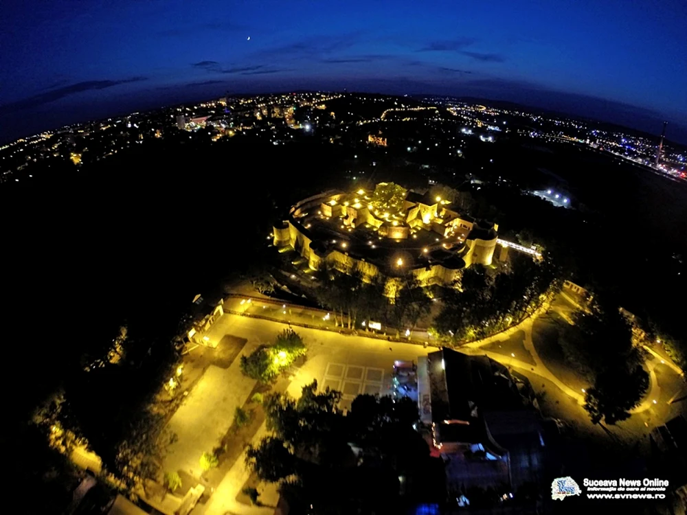 Iluminatul ambiental al Cetăţii de Scaun a Sucevei. FOTO: svnews.ro