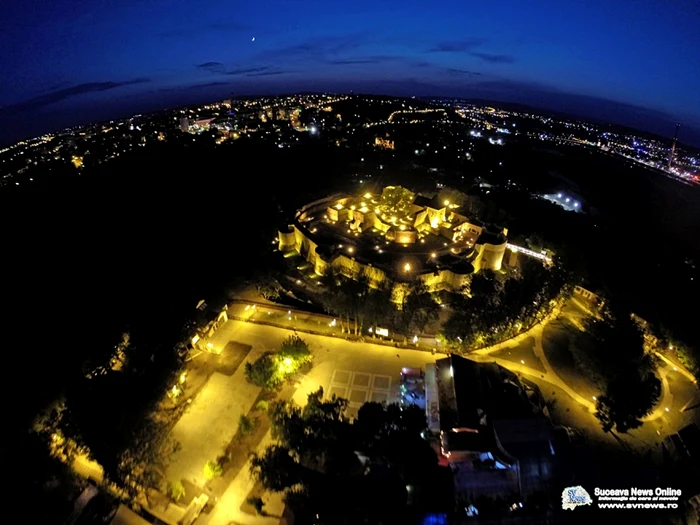 Iluminatul ambiental al Cetăţii de Scaun a Sucevei. FOTO: svnews.ro