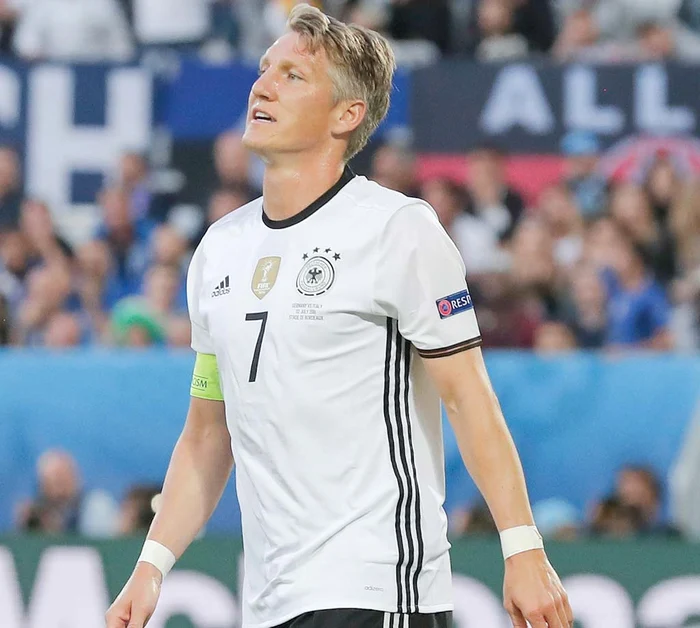
    Bastian Schweinsteiger  a avut calificarea în  vârful bocancului, dar  a şutat mult peste  poartă. El a fost salvat  de coechipierii săi  