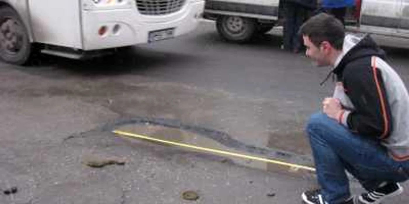 Gropile de pe strada G. Coşbuc