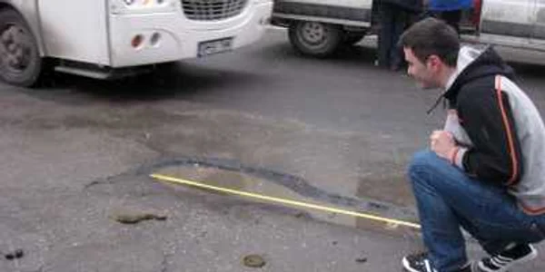 Gropile de pe strada G. Coşbuc 