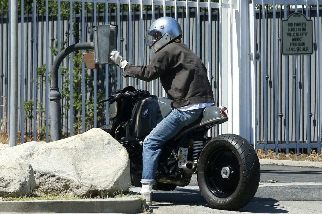 Brad Pitt a plecat pe motor de la locuința fostei soții