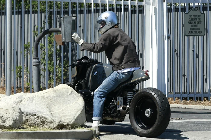 Brad Pitt a plecat pe motor de la locuința fostei soții