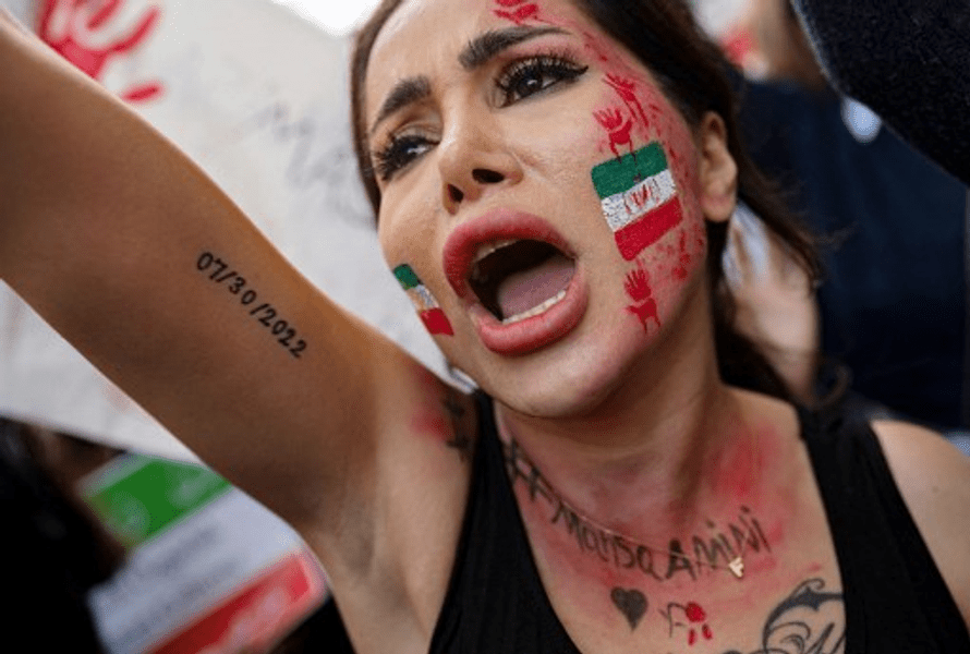 Nepoții Revoluției islamice iraniene se revoltă. Nu vor să trăiască duplicitar precum părinții lor
