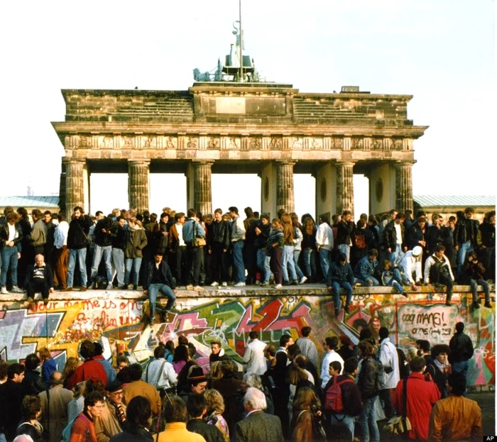 the Fall of the Berlin Wall in 1989 2 jpg jpeg