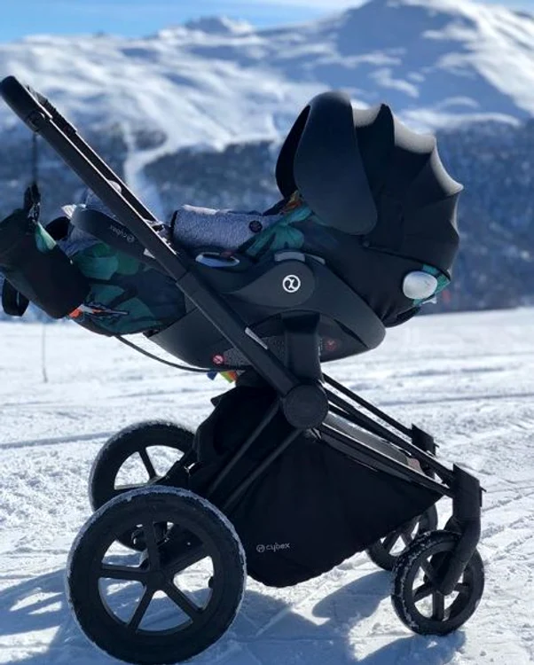 Micuța Rita îi însoțește mereu pe părinții ei în vacanțe 