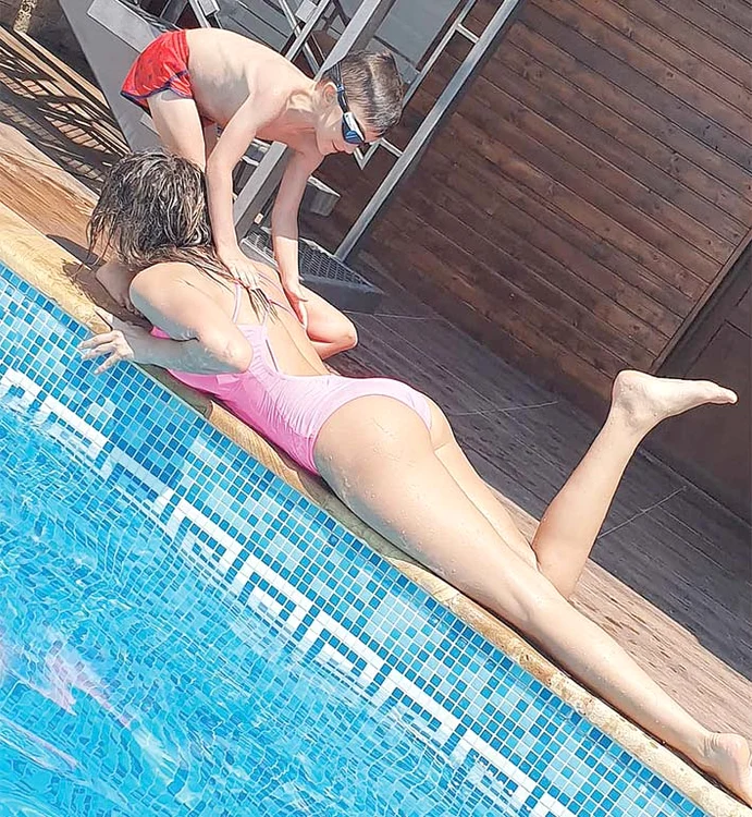 Anna Lesko merge la piscină cu fiul ei, Adam