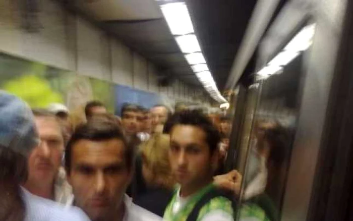 Aglomeraţie la metrou după ce o femeie s-a sinucis