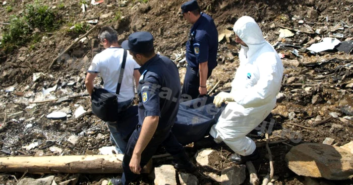 Cadavrul pilotului a fost recuperat cu greu. Foto: Daniel Guţă