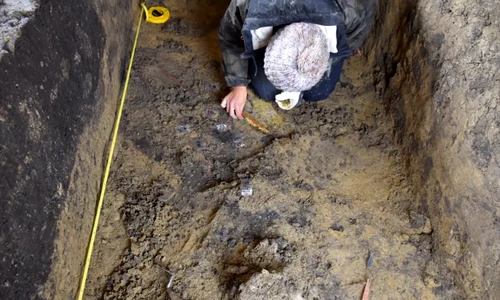 Mormântul unui războinic îngropat alături de calul lui, descoperit pe șantierul autostrăzii A7 (foto: Compania Națională de Administrare a Infrastructurii Rutiere)