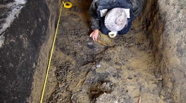Mormântul unui războinic îngropat alături de calul lui, descoperit pe șantierul autostrăzii A7 (foto: Compania Națională de Administrare a Infrastructurii Rutiere)