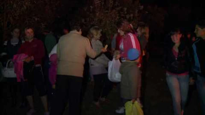 Oamenii s-au adunat pe un deal, au cântat şi au  împărţit covrigi şi dulciuri oaspeţilor