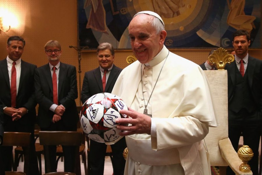 Papa Francisc – între tăcerea Sfântului Iosif și străzile Romei. 16 lucruri mai puțin știute despre pontiful care a dansat tango și a fost paznic la un club de noapte