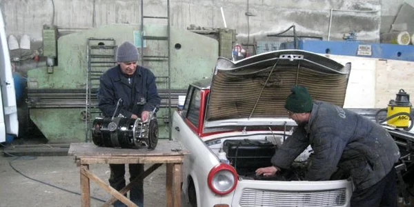 Marin Dobre pregătit să monteze noul motor electric pe vechiul Trabant. Foto: Bogdan Nistor