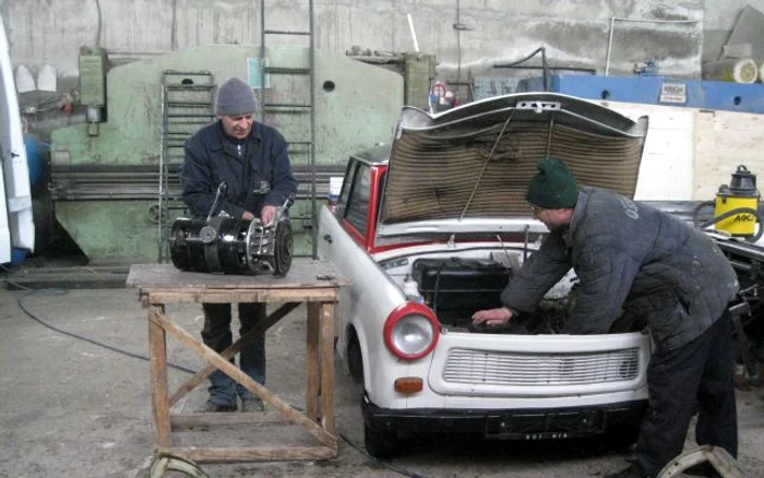 Marin Dobre pregătit să monteze noul motor electric pe vechiul Trabant. Foto: Bogdan Nistor