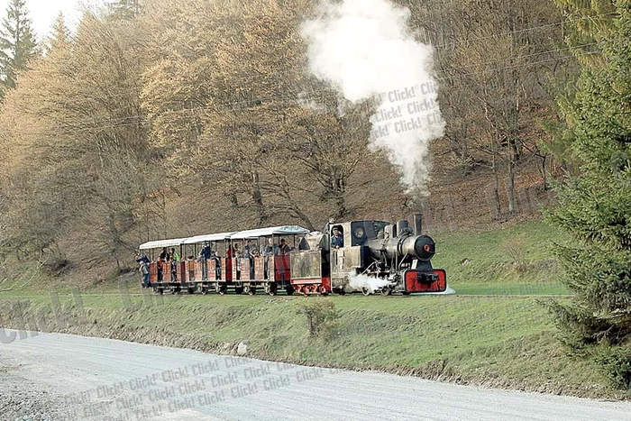 Bucureştenii se pot  plimba cu Mocăniţa  pe o distanţă de 150 m,  pe platoul dintre  Muzeul CFR şi gura de  metrou Basarab (Fotografii: Dorin Constanda)